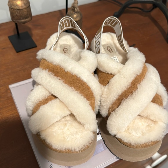 Like new UGG Disco Platform Slides size 7 - Picture 2 of 5